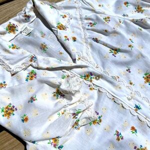 Darling vintage button-down with sweet floral print and lace trims